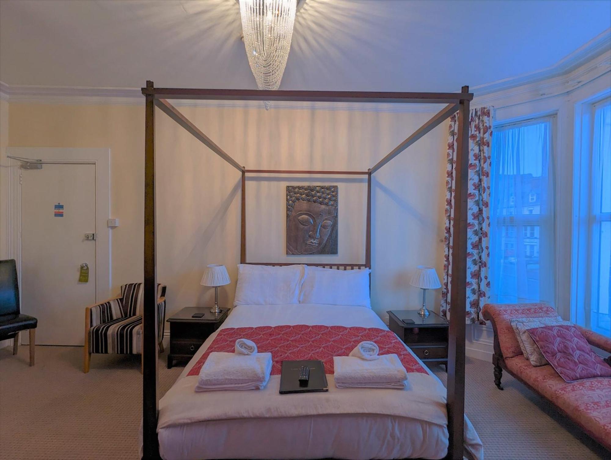 The Senarth Bed & Breakfast Ландъндо Екстериор снимка