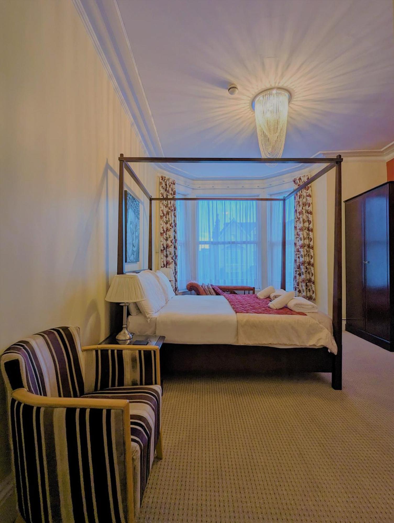 The Senarth Bed & Breakfast Ландъндо Екстериор снимка