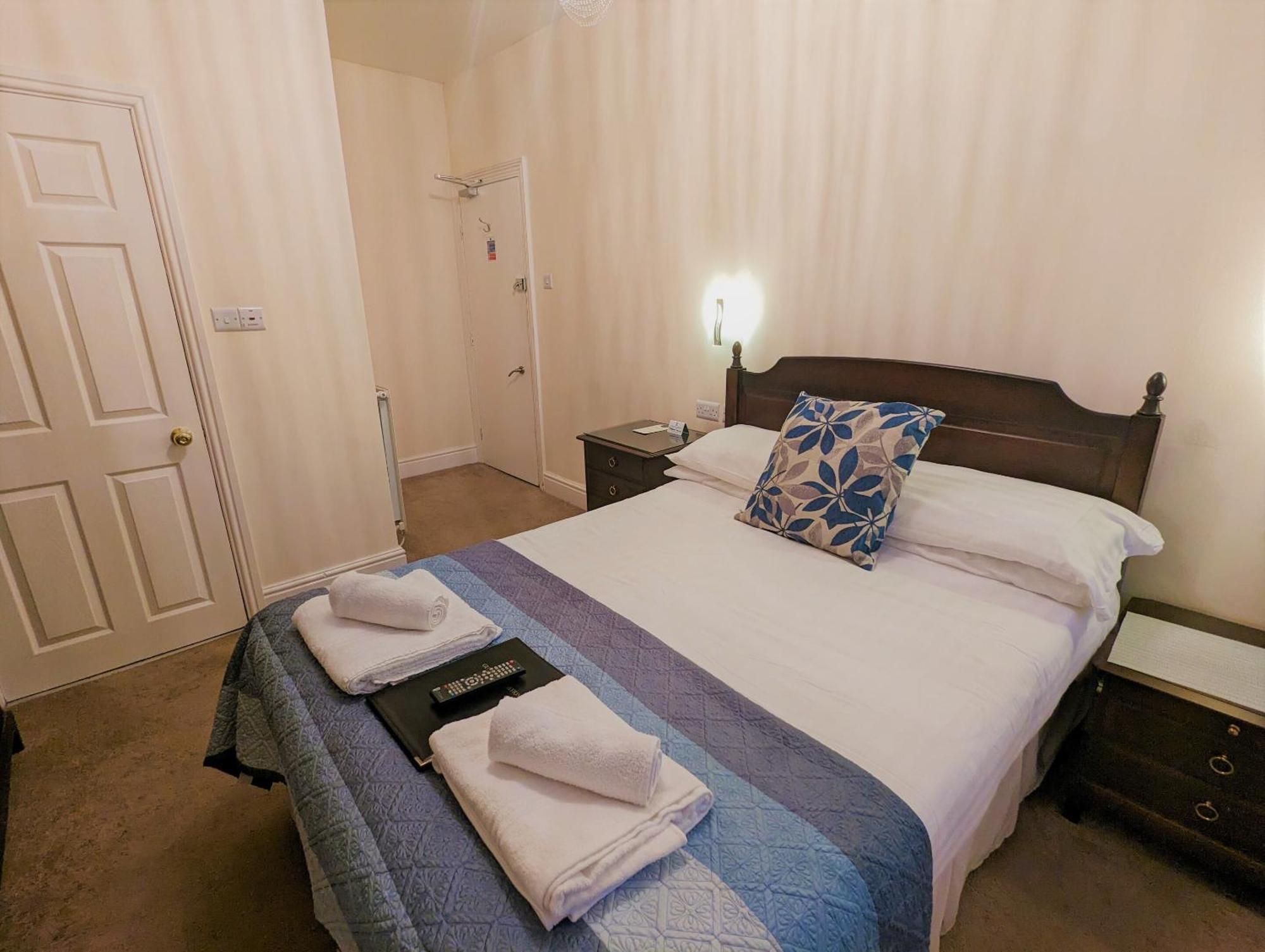 The Senarth Bed & Breakfast Ландъндо Екстериор снимка