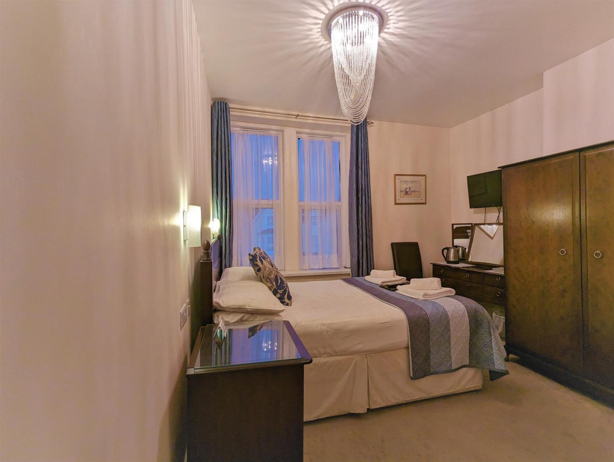 The Senarth Bed & Breakfast Ландъндо Екстериор снимка