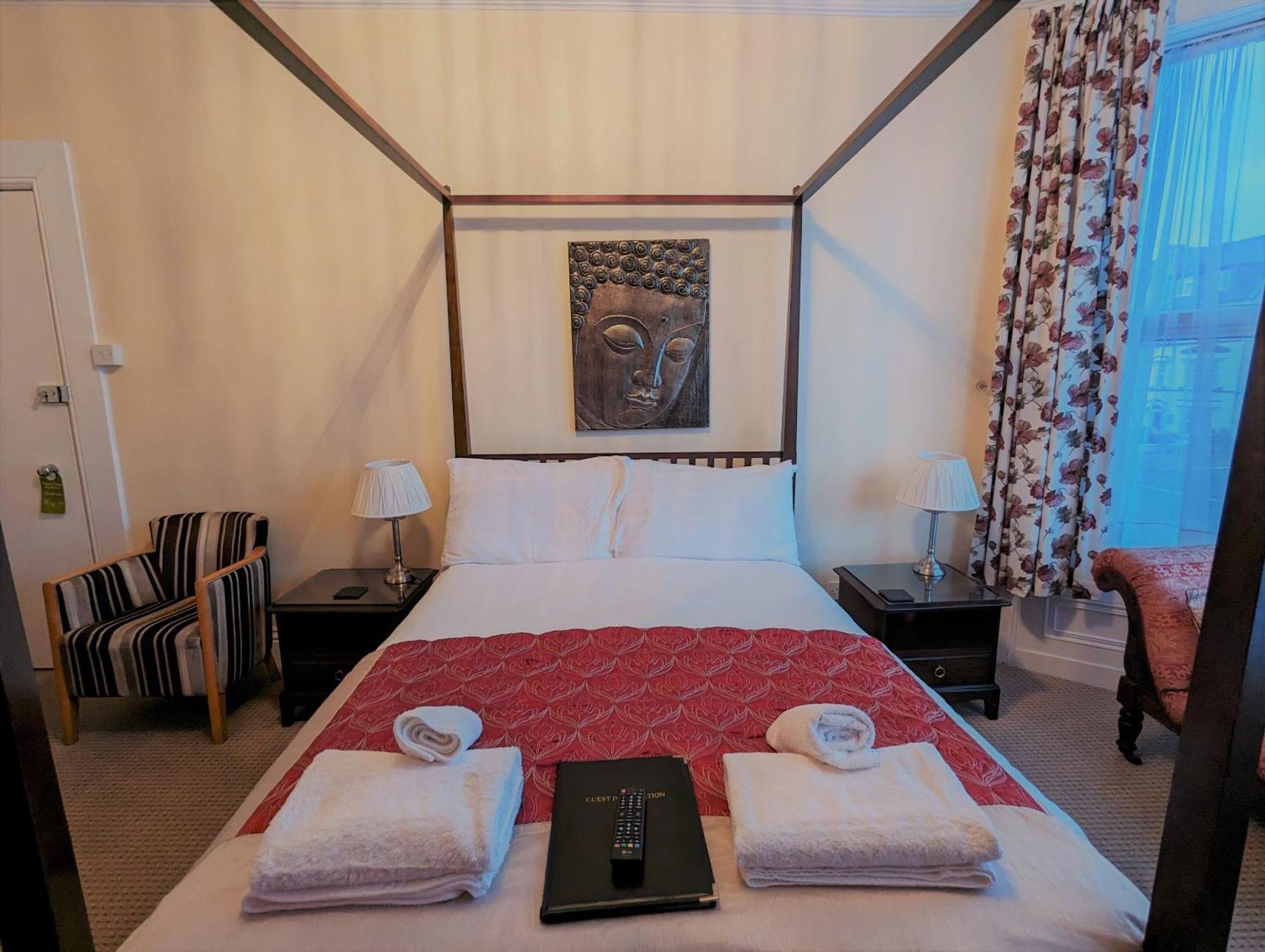 The Senarth Bed & Breakfast Ландъндо Екстериор снимка