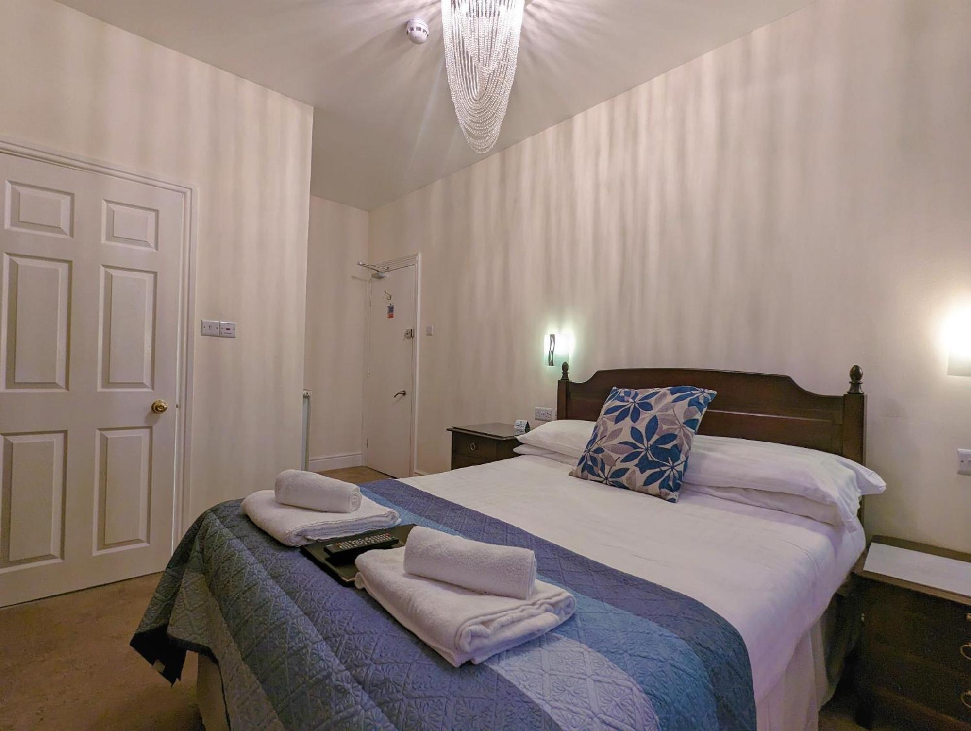 The Senarth Bed & Breakfast Ландъндо Екстериор снимка