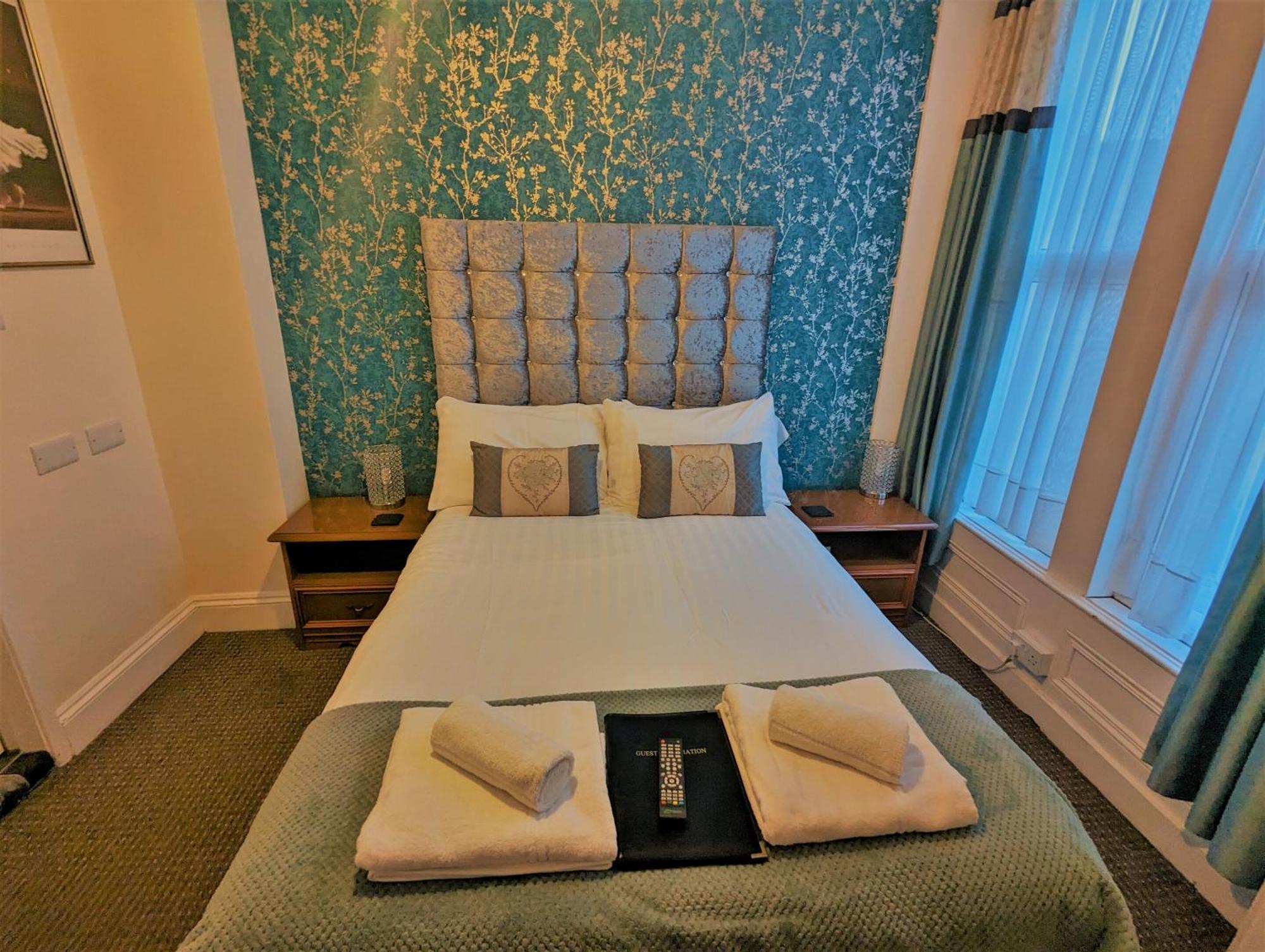 The Senarth Bed & Breakfast Ландъндо Екстериор снимка
